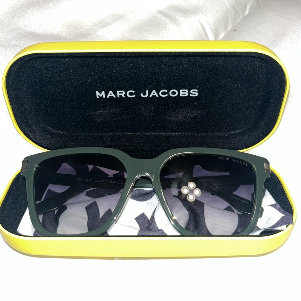 Marc Jacobs Green Sunglasses with Stylish Design